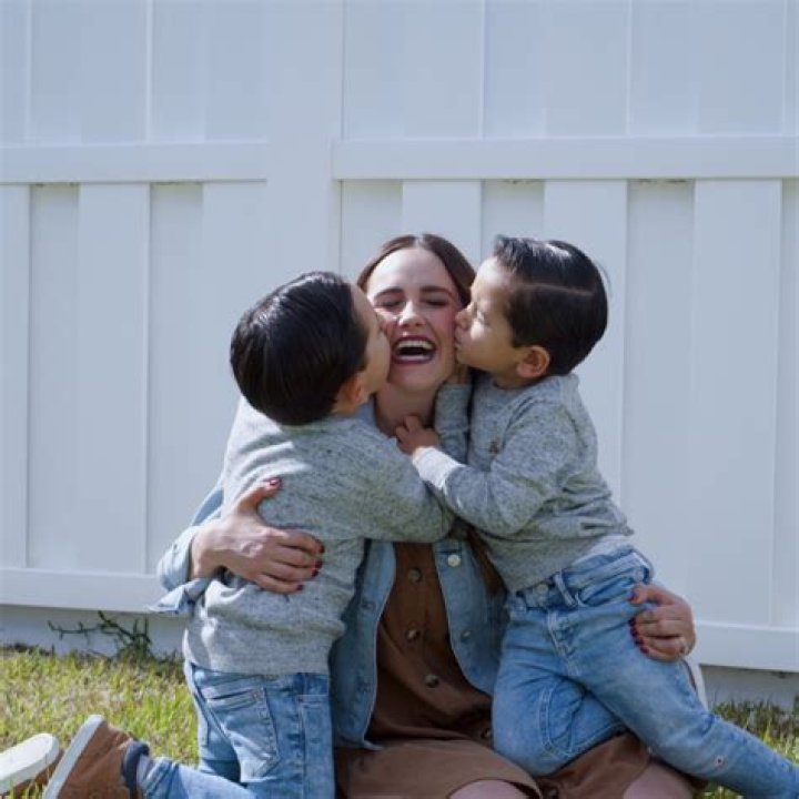 
Bethany Mota Parents Tammy And Tony Mota Created An Influencers Family 