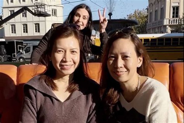 
Courteney Cox Surprises ‘Friends’ Fans by Photobombing Their Pictures on Show’s Iconic Orange Couch 